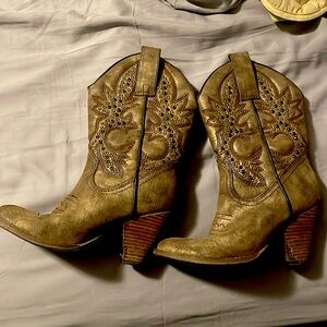 Cowgirl boots with rhinestones. Women’s 5.5